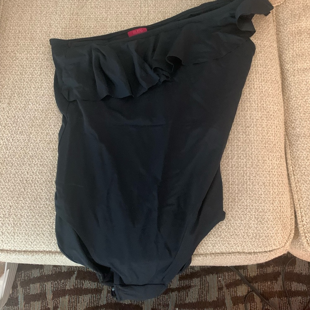 Ruby period one shoulder bathing suit